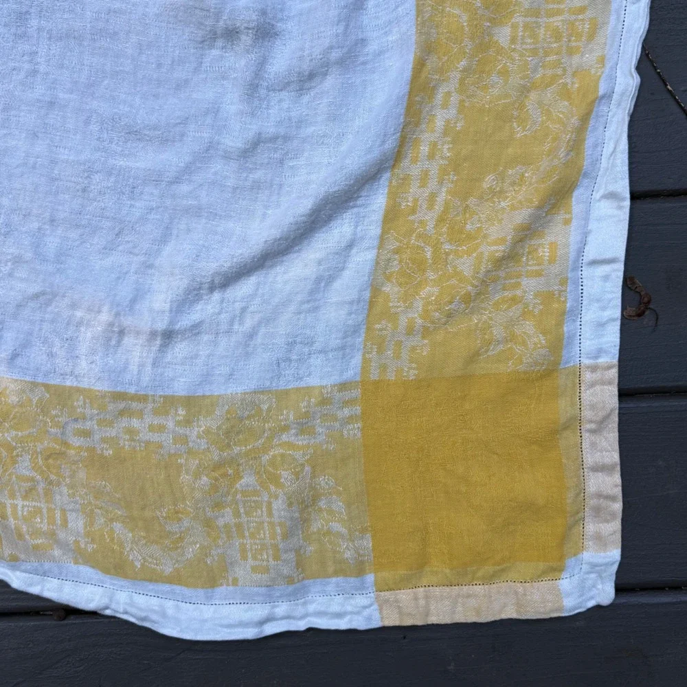 9.a.37 Vintage Yellow White Damask Tablecloth 49x62 Floral Jacquard Hemstitched